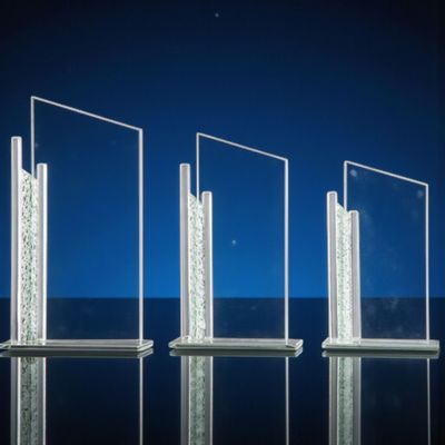 Glastrophäe Linear Decor aus klarem Glas mit senkrechtem Glitzerglasstab in drei Größen