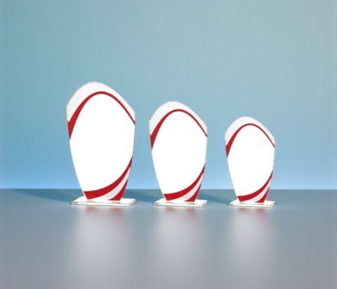 Glastrophäe Wave Color aus klarem Glas mit farbigem Element in Rot, in drei Größen