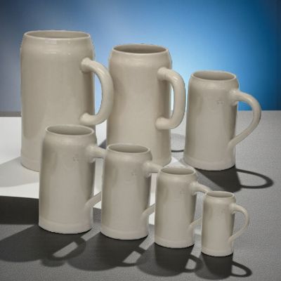 Helle Tonkrüge in klassischer Humpenform in sieben Größen auf grauem Studiohintergrund