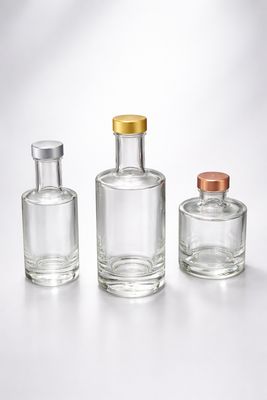 Likörflaschen aus klarem Glas mit Metallverschluss in Gold, Silber und Bronze in drei Größen