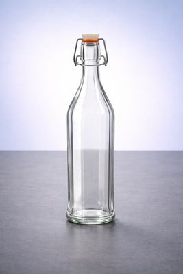 Zehnkantige Glasflaschen mit Bügelverschluss in vier Größen von 0,25 l bis 1,0 l auf hellem Hintergrund.