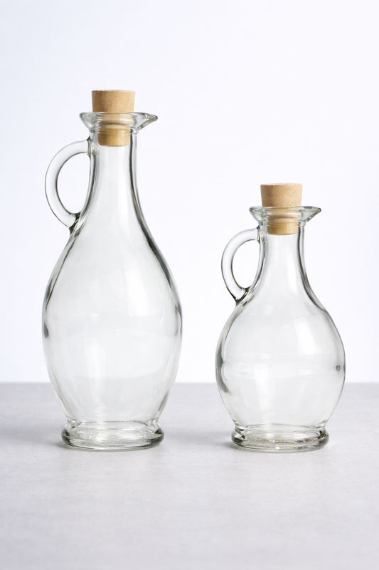 Essig- und Ölflaschen aus klarem Glas mit Henkel und Naturkorken in zwei Größen