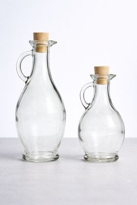 Essig- und Ölflaschen aus klarem Glas mit Henkel und Naturkorken in zwei Größen