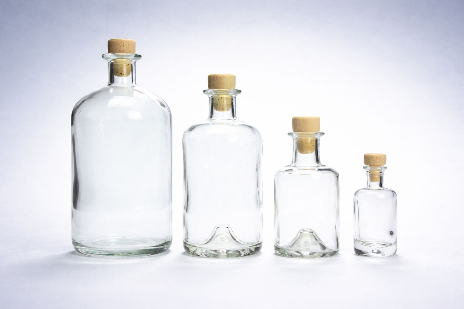 Apothekerflaschen aus klarem Glas mit Holzgriffkorken in vier Größen, gravierbar