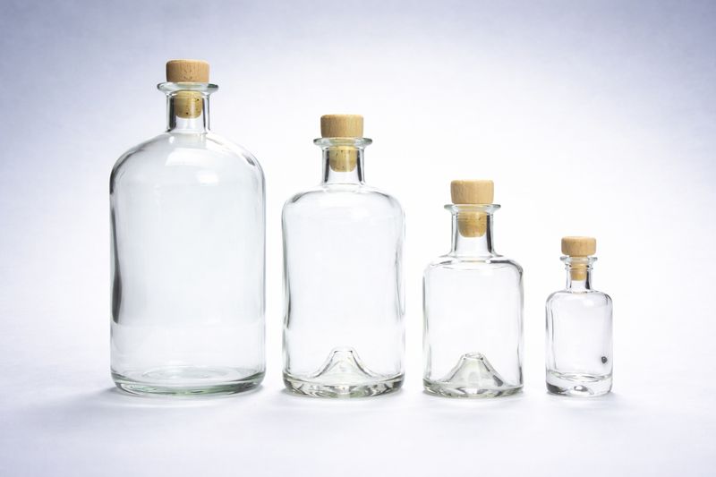 Apothekerflaschen aus klarem Glas mit Holzgriffkorken in vier Größen, gravierbar