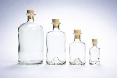 Apothekerflaschen aus klarem Glas mit Holzgriffkorken in vier Größen, gravierbar