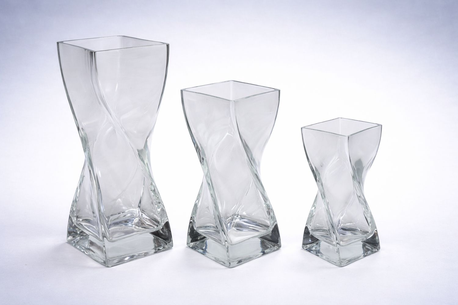 Twistervase „Volare“ aus Glas, ab € 46,00 Twistervase Volare aus klarem Glas mit schwerem Boden in drei Größen, gravierbar