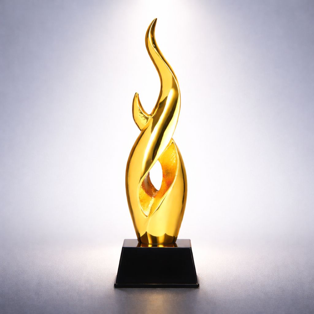 Goldene Designtrophäe Flame in Flammenform auf schwarzem Glassockel mit strukturierter Innenfläche