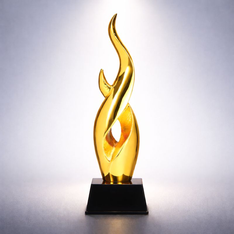 Goldene Designtrophäe Flame in Flammenform auf schwarzem Glassockel mit strukturierter Innenfläche
