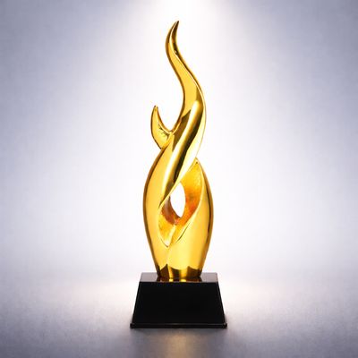 Goldene Designtrophäe Flame in Flammenform auf schwarzem Glassockel mit strukturierter Innenfläche
