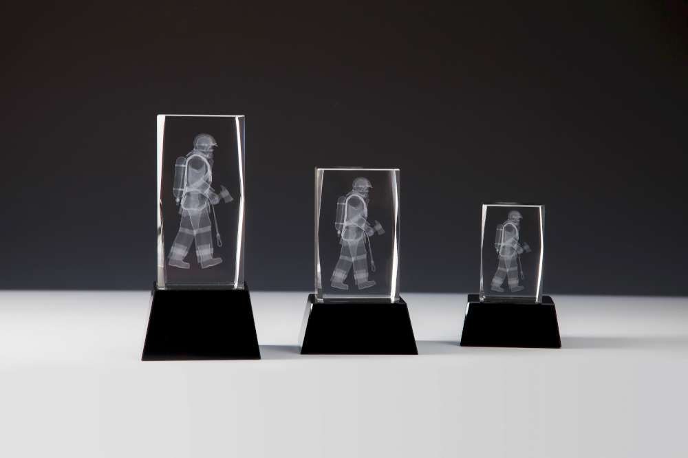 3D Glasblock Feuerwehrmann mit Lasergravur im Kristallglas auf schwarzem Sockel als Auszeichnung