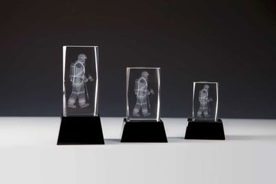 3D Glasblock Feuerwehrmann mit Lasergravur im Kristallglas auf schwarzem Sockel als Auszeichnung