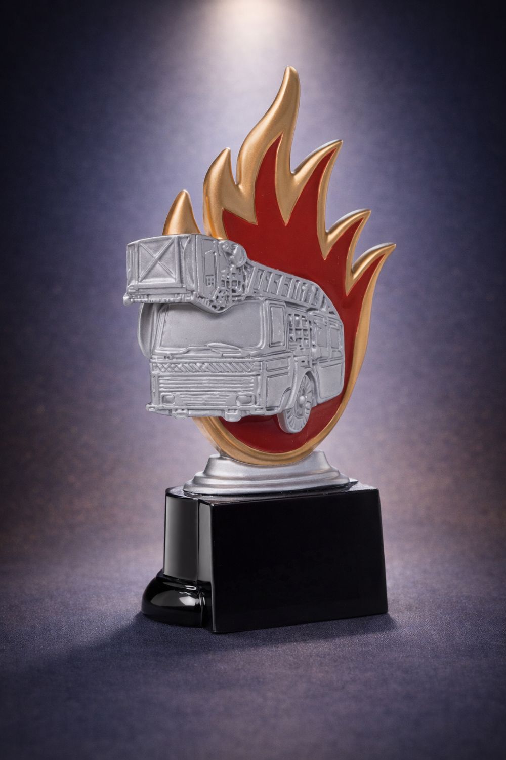 Resinfigur Feuerwehrauto mit Flammenmotiv auf schwarzem Sockel