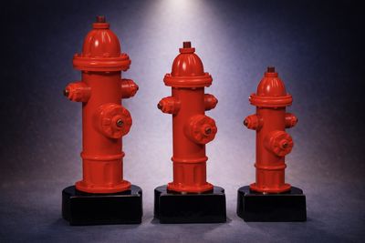 Resinfigur Serie Hydrant Feuerwehr in drei Größen auf schwarzem Sockel
