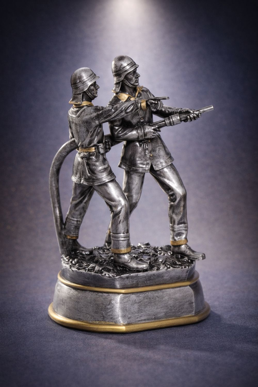 Resinfigur Feuerwehr Pompiere mit zwei Feuerwehrleuten im Löscheinsatz