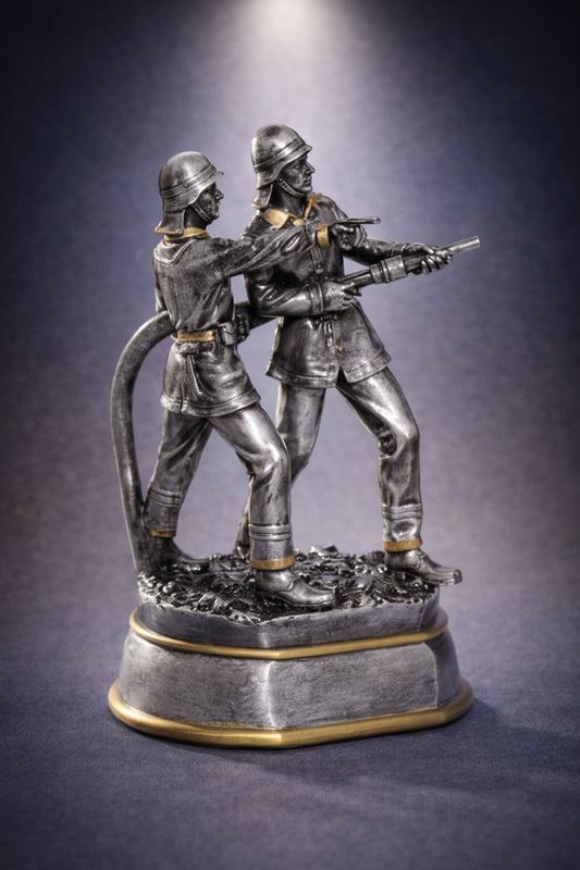 Resinfigur Feuerwehr Pompiere mit zwei Feuerwehrleuten im Löscheinsatz