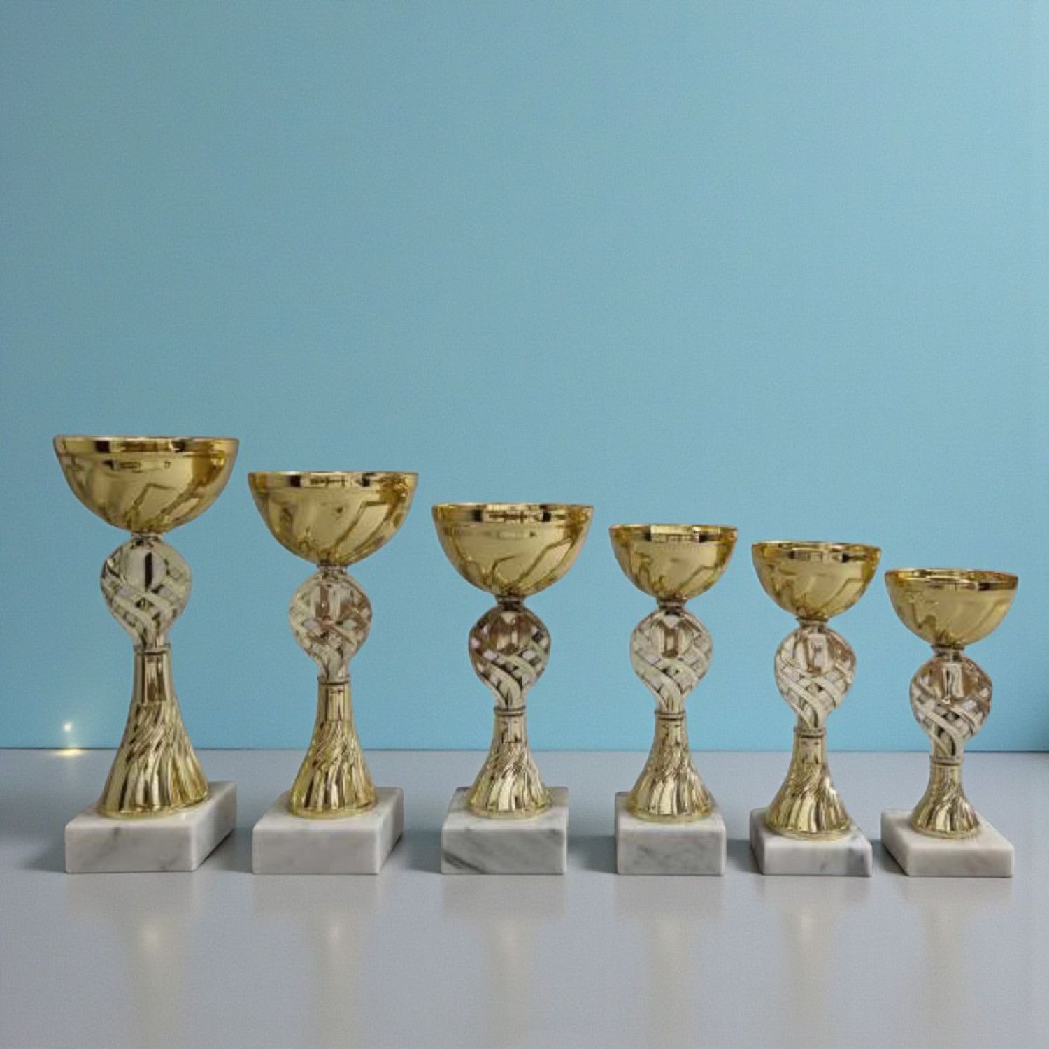 Pokalserie Valento in Goldoptik mit Marmorsockel in sechs Größen