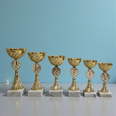 Pokalserie Valento in Goldoptik mit Marmorsockel in sechs Größen