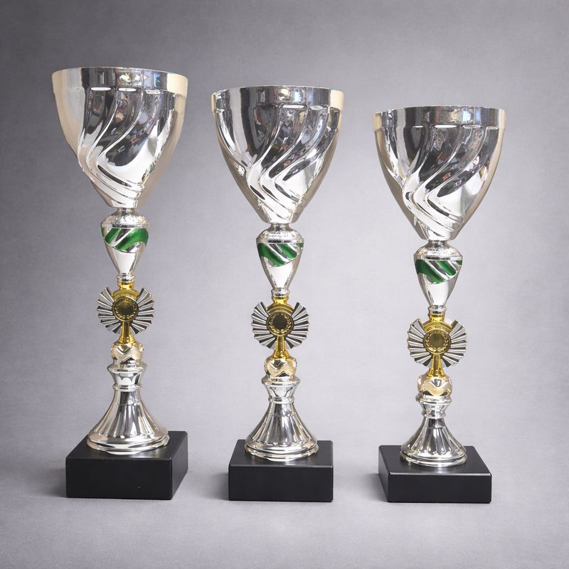 Silberpokal Dynamo mit Spiraldesign, grünem Dekor und Marmorsockel in drei Größen