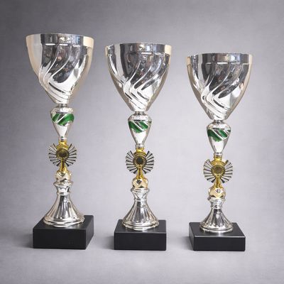 Silberpokal Dynamo mit Spiraldesign, grünem Dekor und Marmorsockel in drei Größen