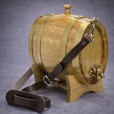 Marketenderfass aus Eichenholz mit Messingbeschlägen, Zapfhahn und Ledergurt