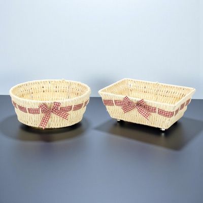 Bastkörbe mit rotem Band | 2 Formen | ab € 13,00 Bastkörbe mit rotem Band als Zubehör für Geschenkkörbe