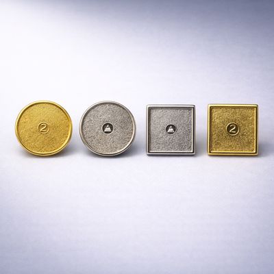 Gravierbare Ansteckpins rund und quadratisch 18 mm