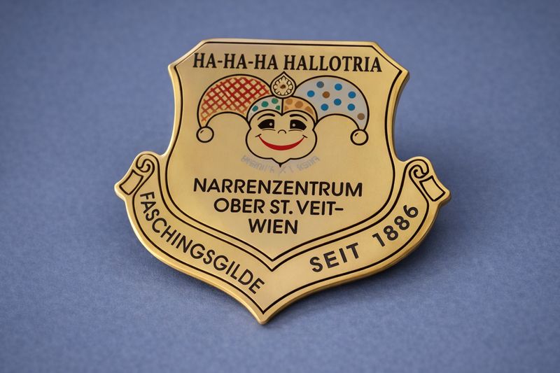 Individuell gefertigter Ansteckpin mit Vereinslogo Narrenzentrum in Sonderform