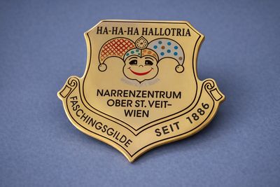 Individuell gefertigter Ansteckpin mit Vereinslogo Narrenzentrum in Sonderform