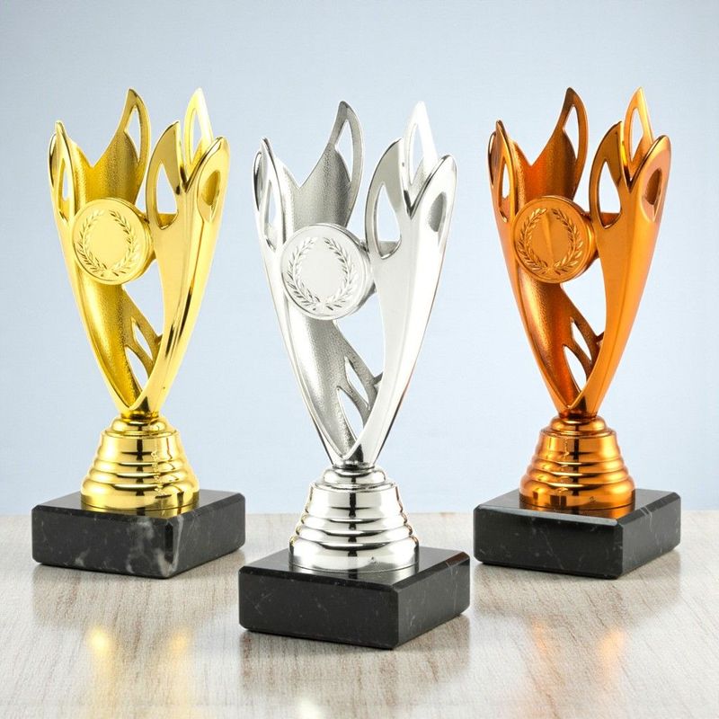 Pokaltrophäe Flammenbogen auf schwarzem Marmorsockel in Gold Silber Bronze