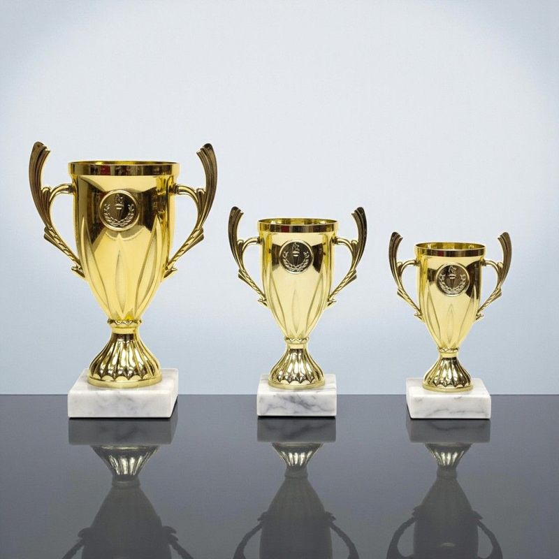 Kunststofftrophäe Zugspitze in Gold auf weißem Marmorsockel in drei Größen