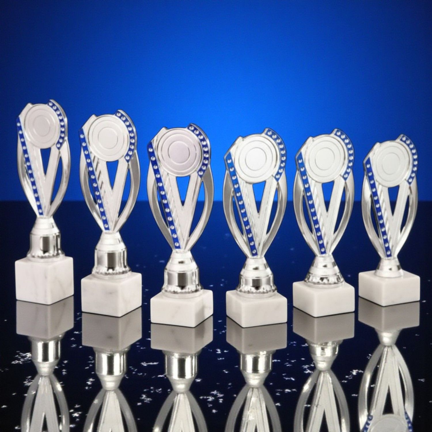 Trophäe „Fredl“ Silber-Blau, ab € 7,60 Designtrophäe Fredl Silber-Blau auf weißem Marmorsockel in mehreren Größen