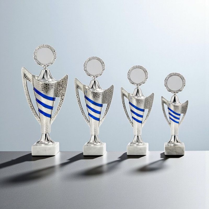Design­trophäe Maik in Silber-Blau mit 5 cm Emblemaufnahme auf Marmorsockel