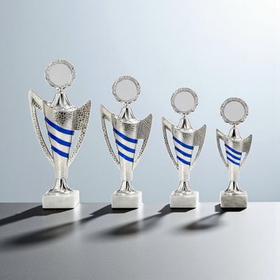 Trophäe „Maik“, ab € 14,90 Designtrophäe Maik in Silber-Blau mit 5 cm Emblemaufnahme auf Marmorsockel