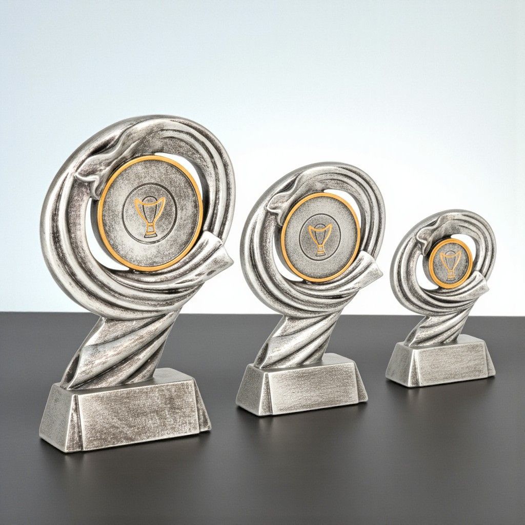 Resinfigur Heinrich in Silberoptik mit Emblemhalter auf Sockel