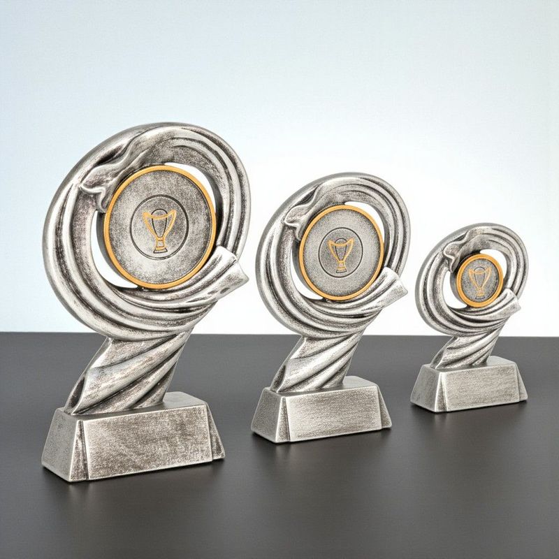 Resinfigur Heinrich in Silberoptik mit Emblemhalter auf Sockel