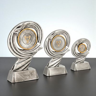 Resinfigur Heinrich in Silberoptik mit Emblemhalter auf Sockel