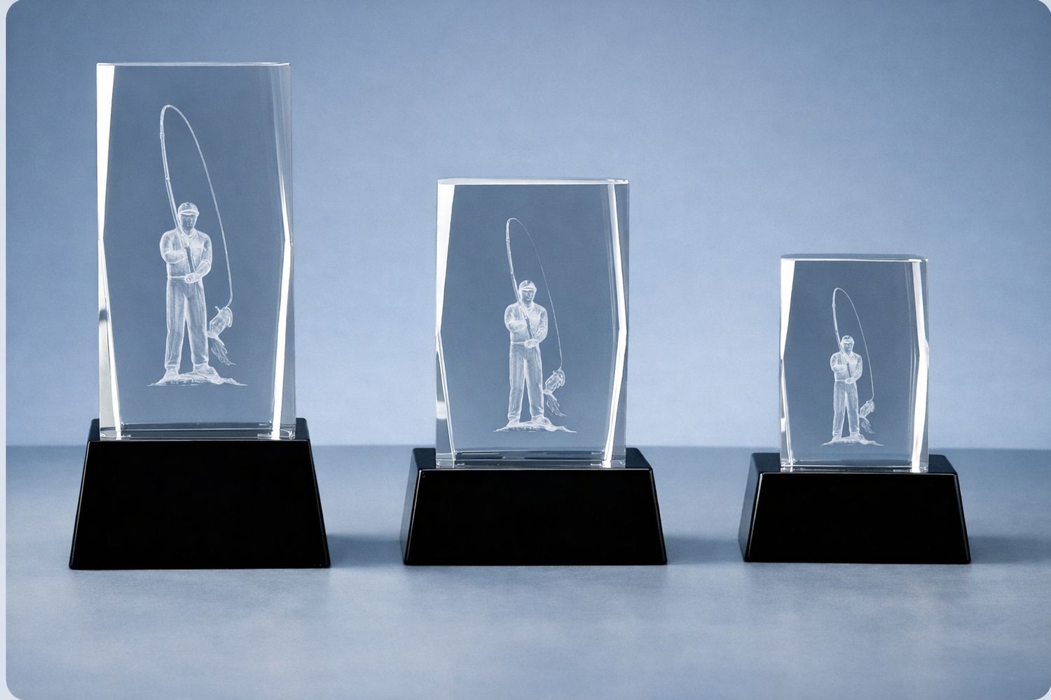 3D Glasblock Angeln mit eingravierter Anglerfigur als kompakte Trophäe für den Angelsport