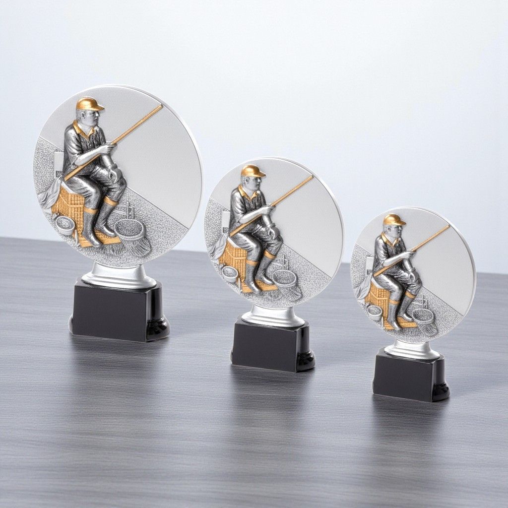 Resintrophäe Angler mit rundem Emblem und schwarzem Sockel