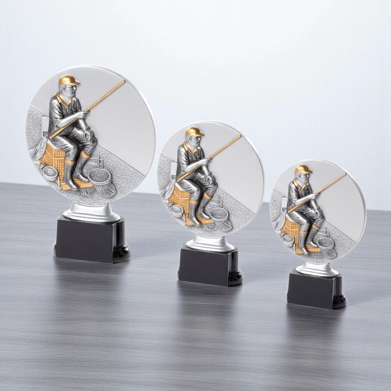 Resintrophäe Angler mit rundem Emblem und schwarzem Sockel