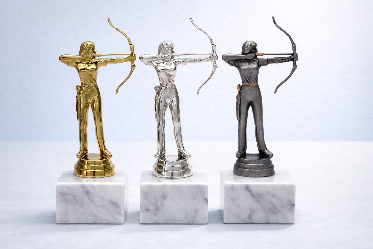 Schraubfigur Bogenschützin in Gold Silber Bronze für Pokale oder Marmorsockel