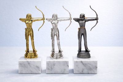 Schraubfigur Bogenschützin auf Marmorsockel, ab € 3,05 Schraubfigur Bogenschützin in Gold Silber Bronze für Pokale oder Marmorsockel