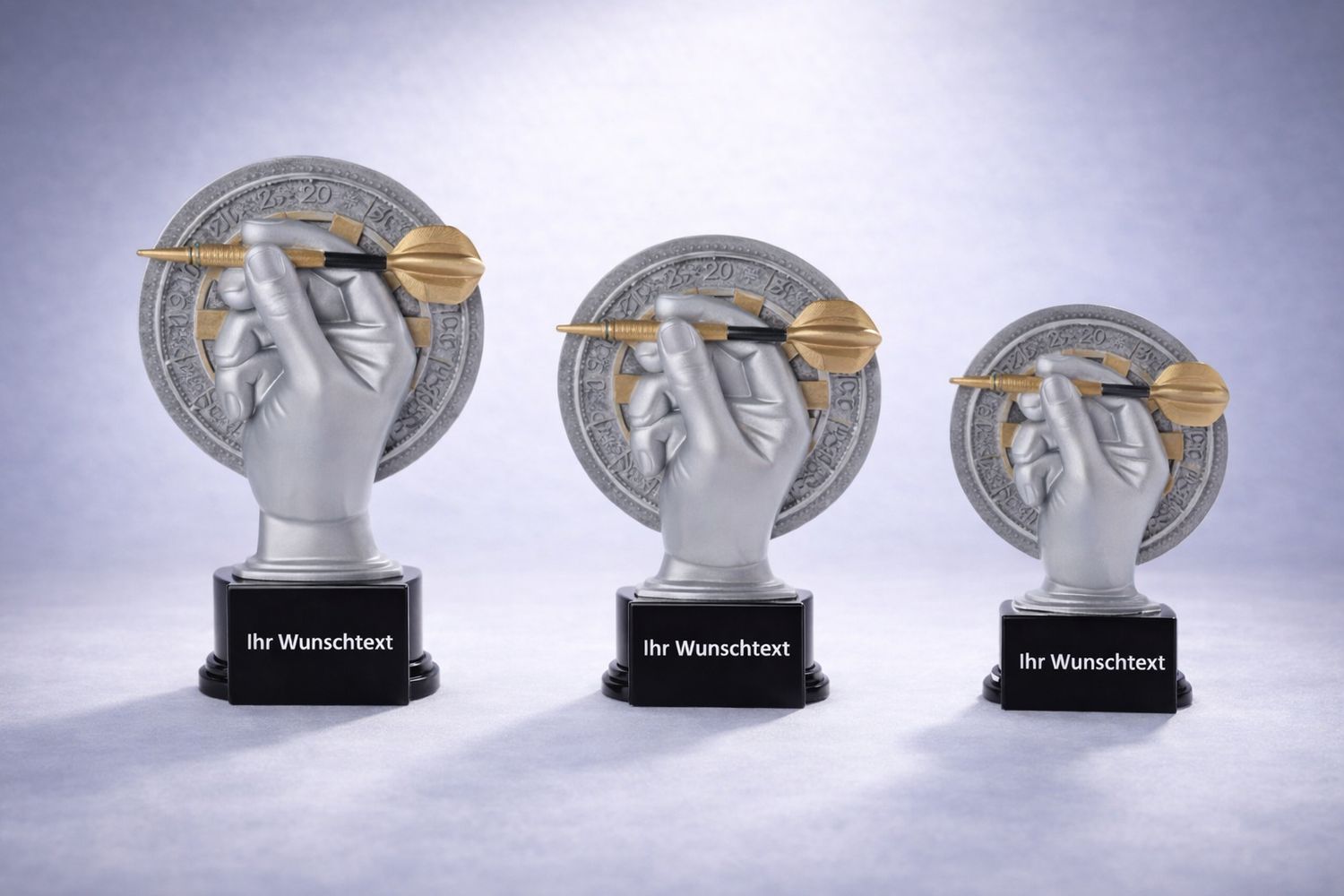 Darts Resinfigur Hand mit Pfeil vor Dartboard