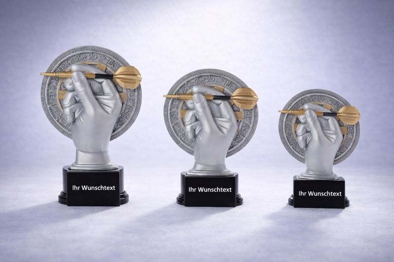 Darts Resinfigur Hand mit Pfeil vor Dartboard