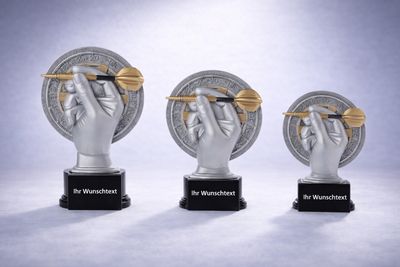 Darts Resinfigur Hand mit Pfeil vor Dartboard
