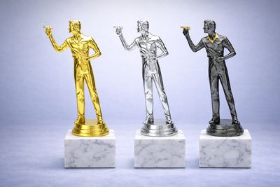 Darts Schraubfigur Spieler in Gold Silber Antik