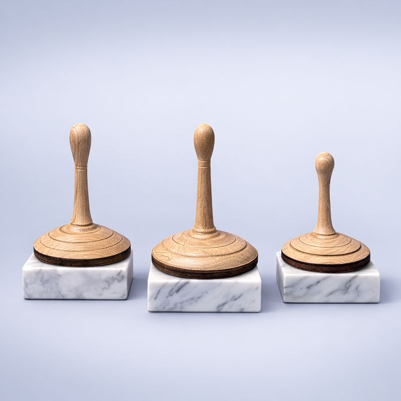 Handgedrechselter Eisstock aus Eiche auf Marmorsockel