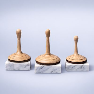 Handgedrechselter Eisstock aus Eiche auf Marmorsockel