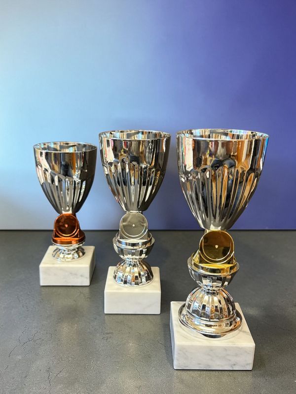 Pokal Max Silber mit Marmorsockel und Emblemträger in drei Größen