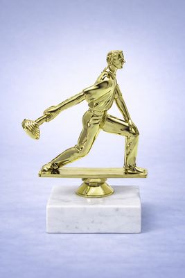 Stocksport Schraubfigur Spieler in Gold auf Marmorsockel
